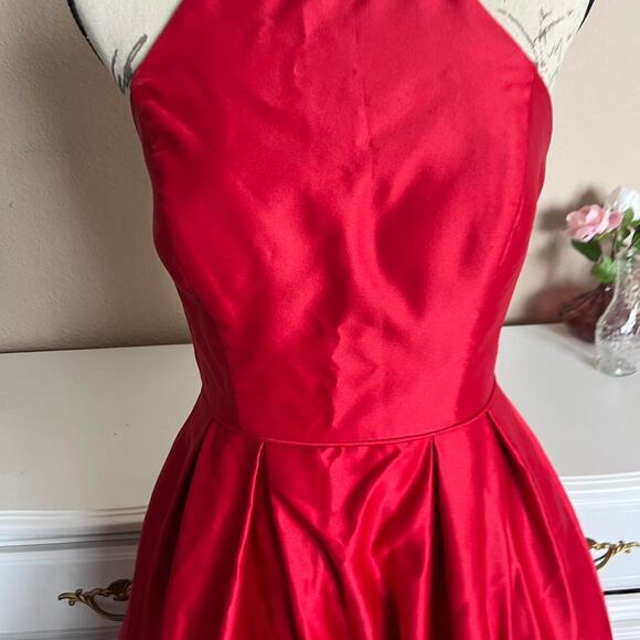 Red ball gown - Picture 4 of 7